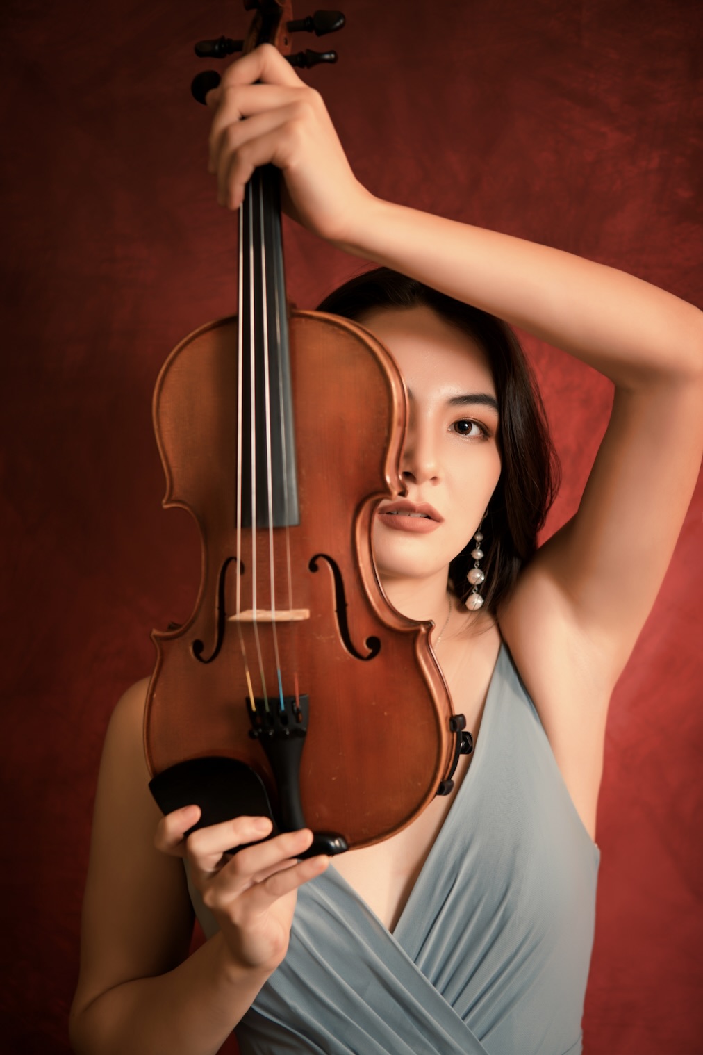Cassandra May holding a violin