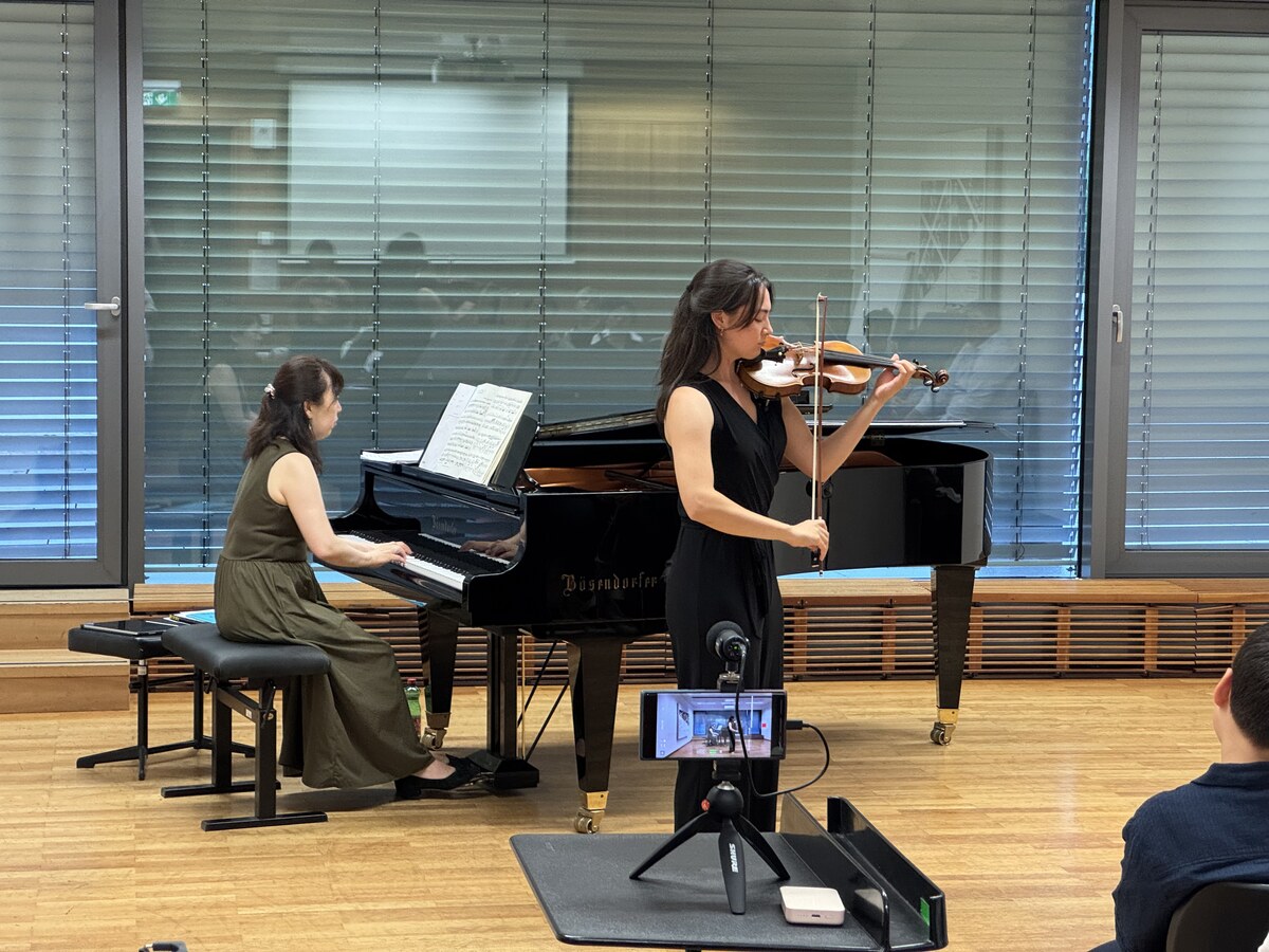 Cassandra May performing violin with a pianist in Salzburg